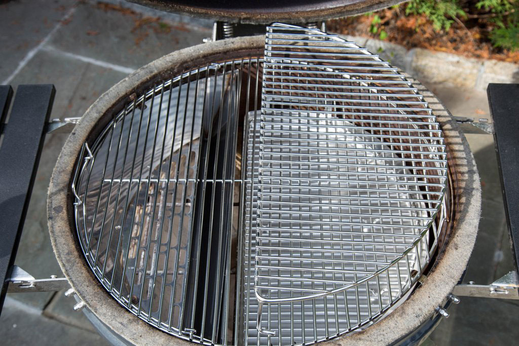 Подставка второго уровня для решетки SnS EasySpin для угольных грилей 57 см Подставка второго уровня для решетки Slow 'N Sear EasySpin для угольных грилей 57 см на гриле сверху