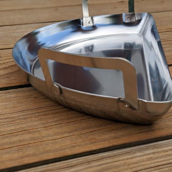 Поддон Mini Drip Pan для корзины Slow ‘N Sear 47 смна столе