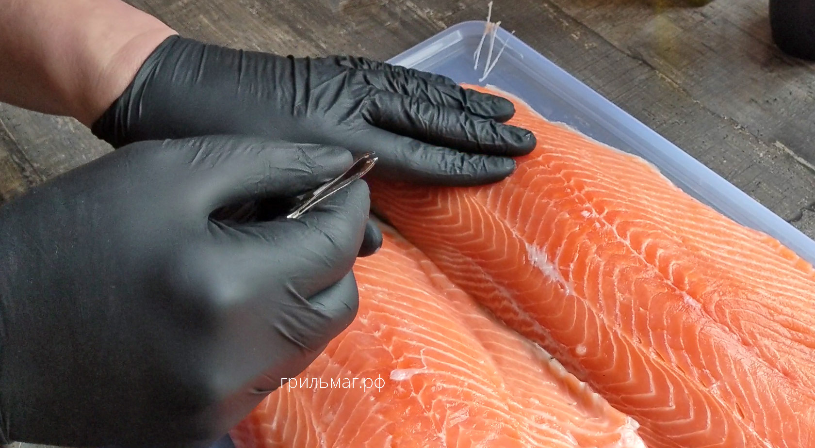 Аксессуары, с которыми легко готовить рыбу на гриле достаем кости пинцетом