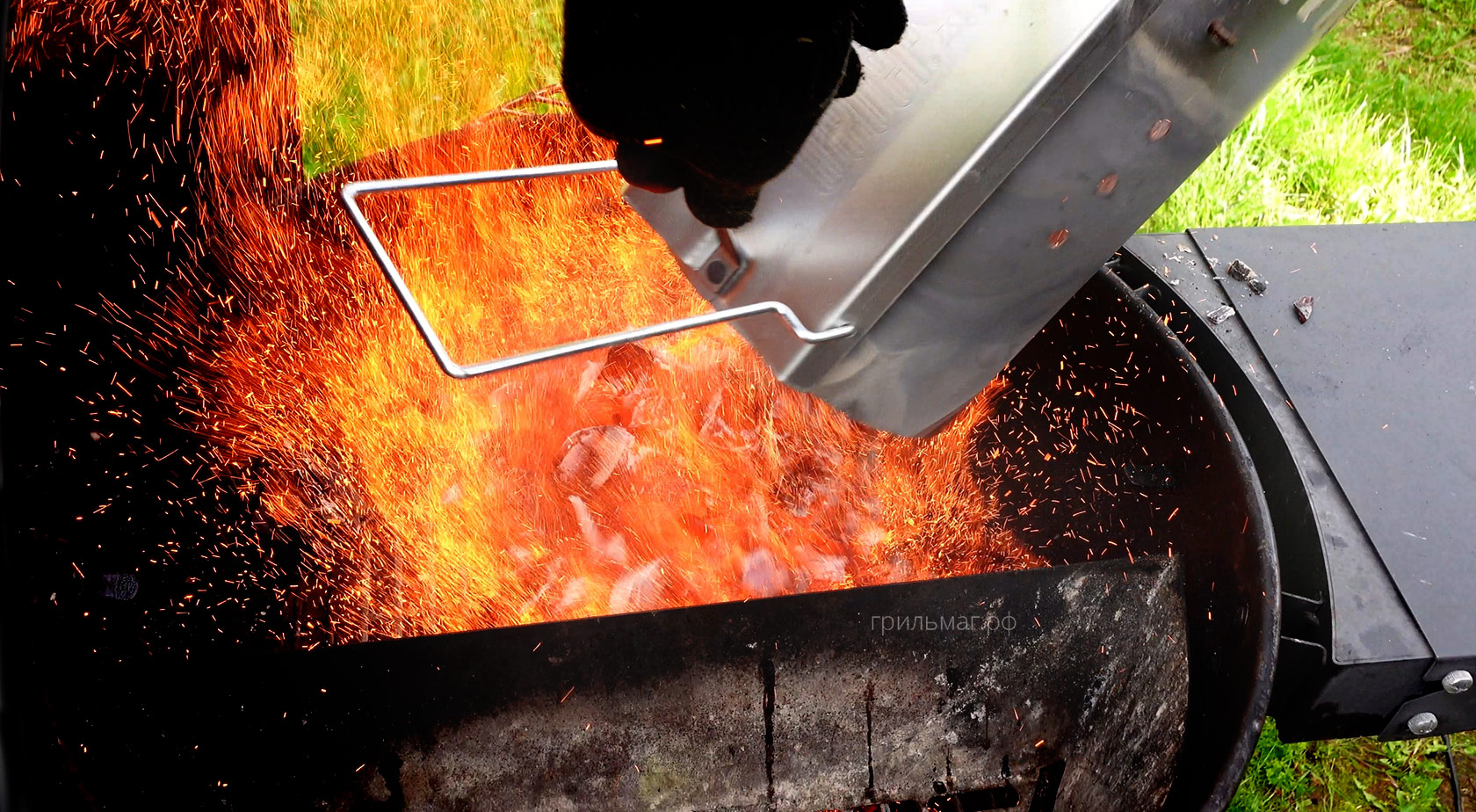 высыпаем уголь в гриль