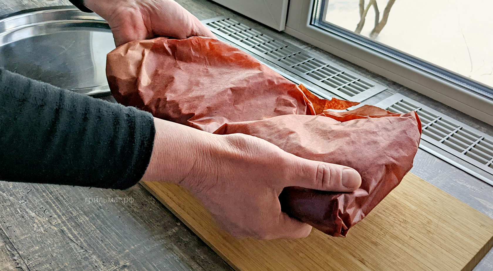 Что такое «бумага мясника» и для чего она нужна кладем брискет на доску, брискет в бумаге