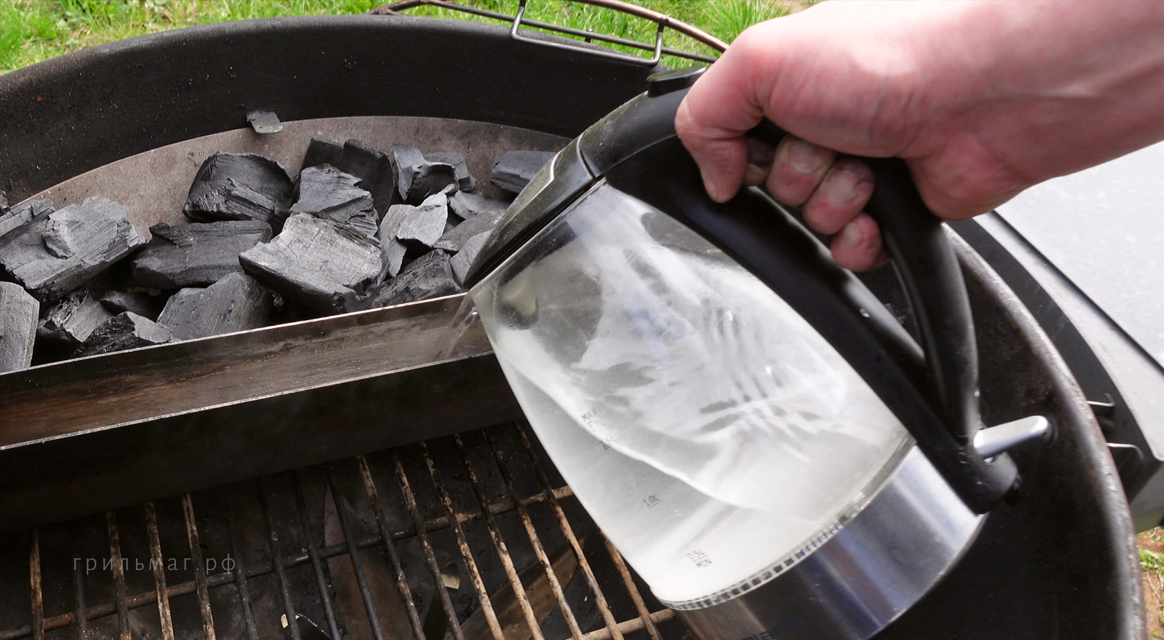 наливаем воду в емкость в корзину