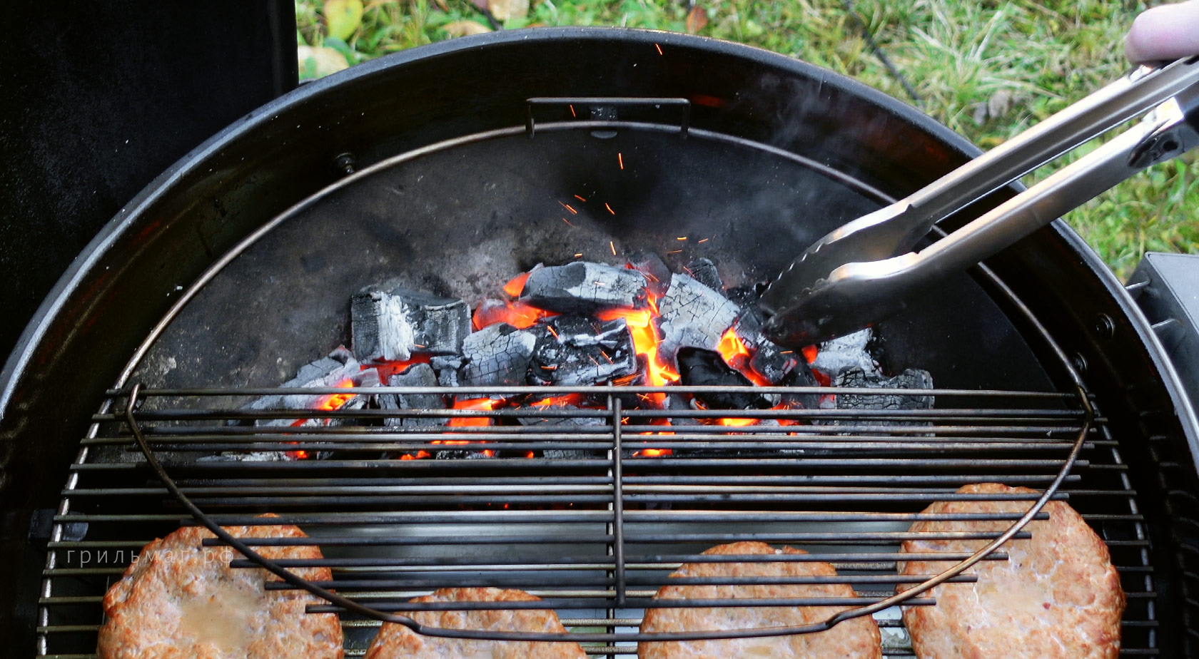 котлеты на решетке, и угли в корзине
