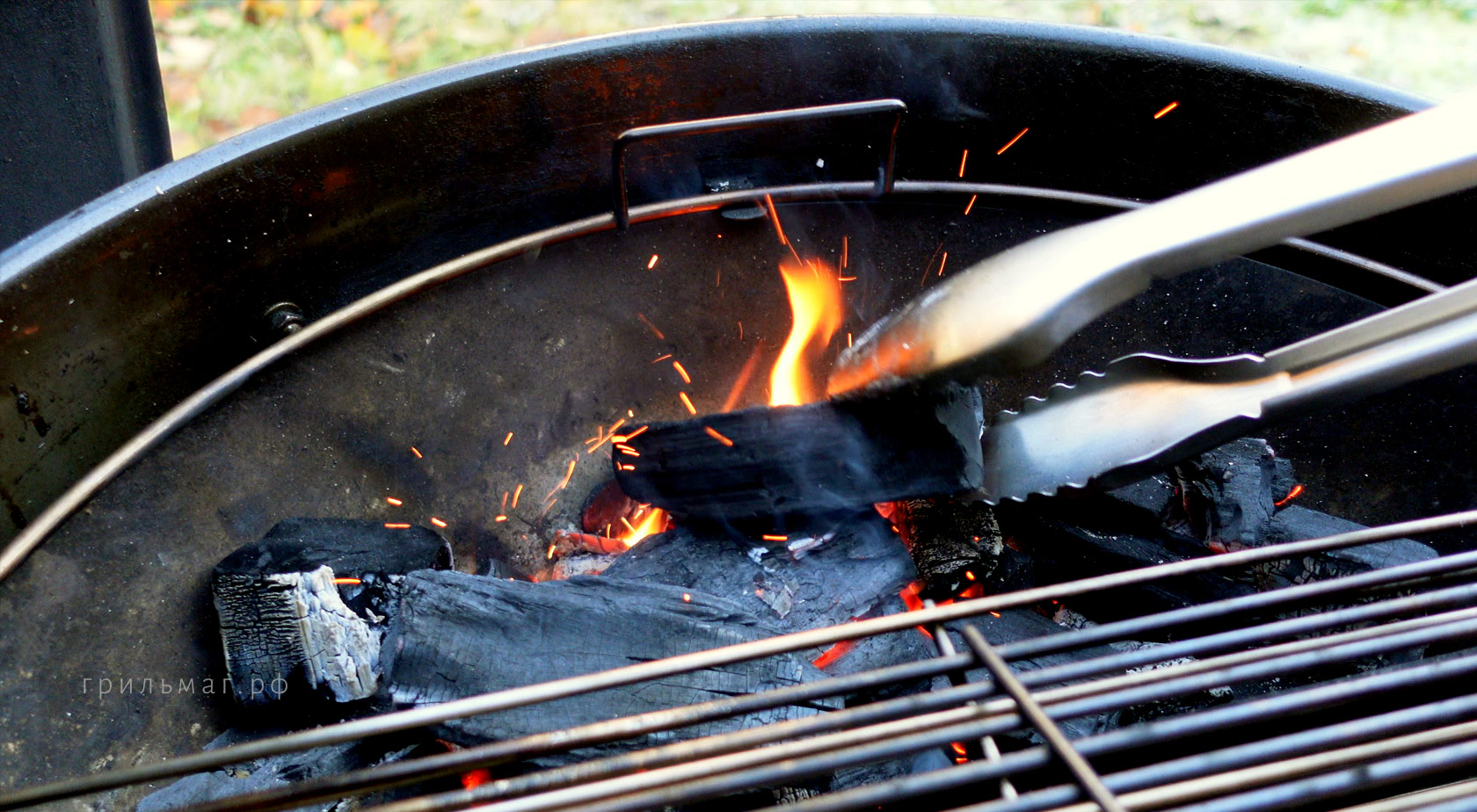 поправляет уголь в корзине