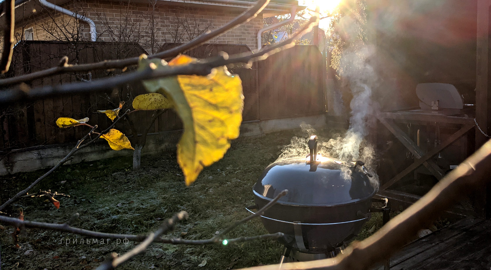 красиво дымит гриль