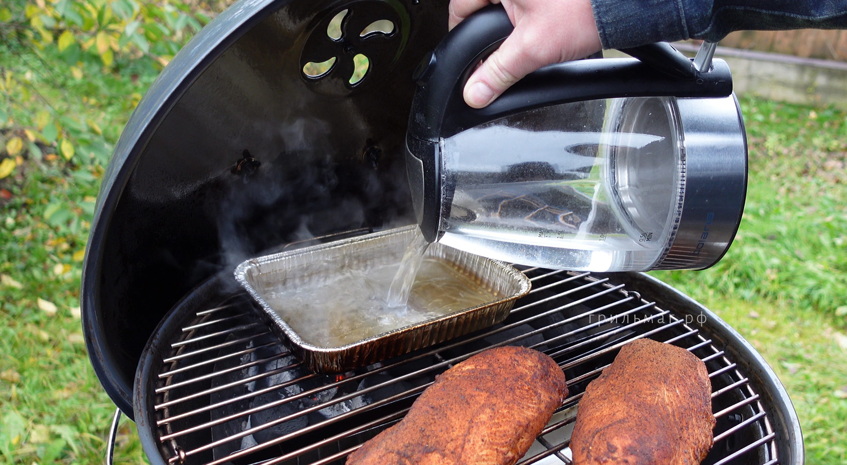 наливаем воду в поддон