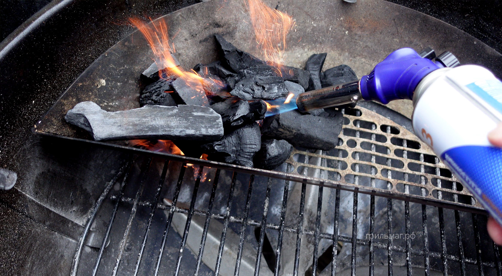 разжигаем угли в корзине