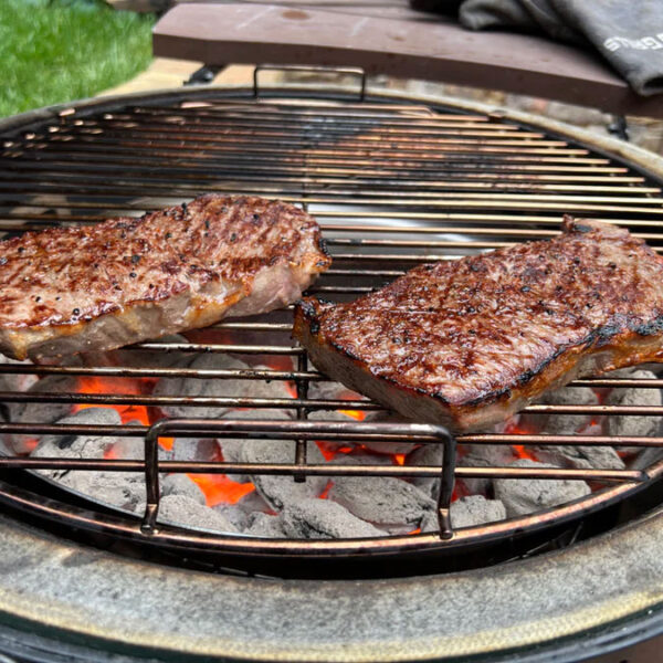 стейки на гриле снс камадо