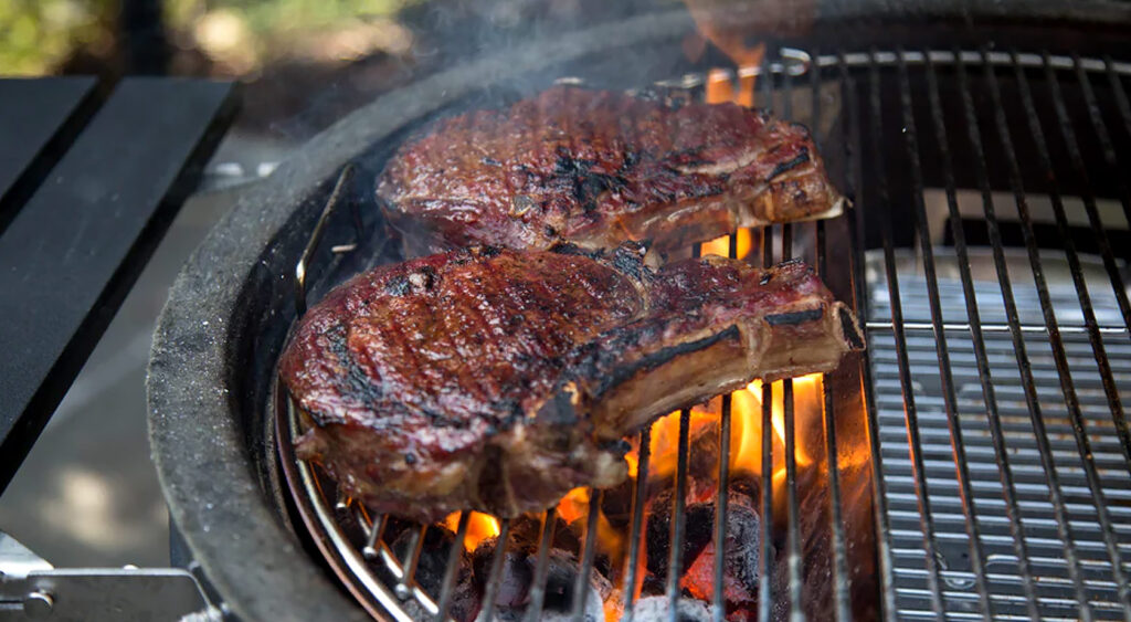 жарим стейки над корзиной в гриле