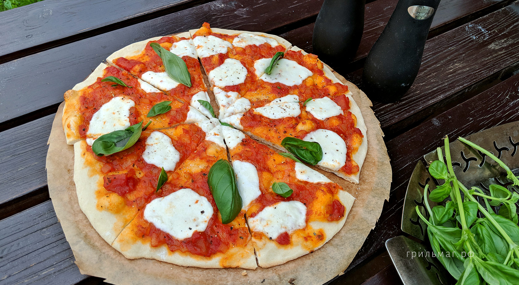 Какая лопатка для пиццы лучше: из дерева или из металла